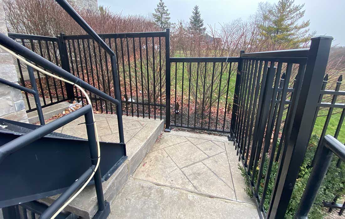 Aluminum Railing Grimsby-Aluminum-Railings-Glass-Railings-Pool-Railings-Balcony-Railings-Banister-Railings-Porch-Railings-decks-and-railings-deck-with-railing-deck-with-rails